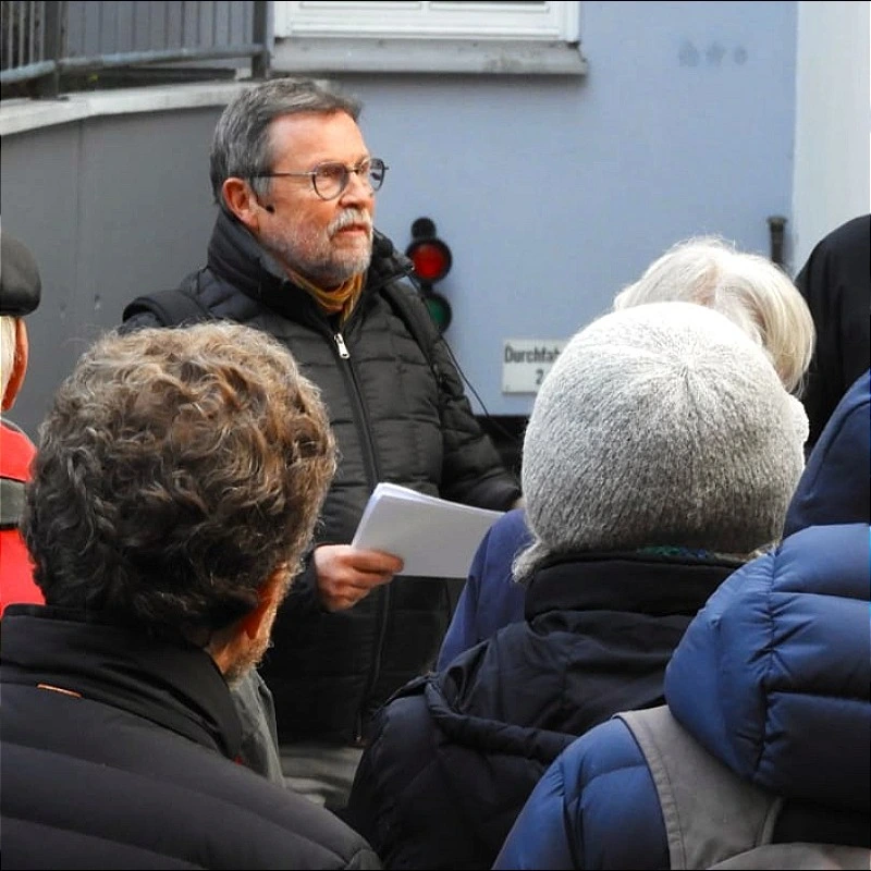 1. Vorsitzender Thomas Epple mit Teilnehmer:innen