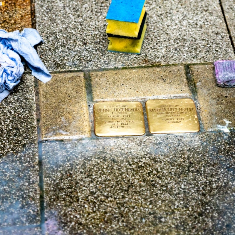 Zwei frisch geputzte Stolpersteine